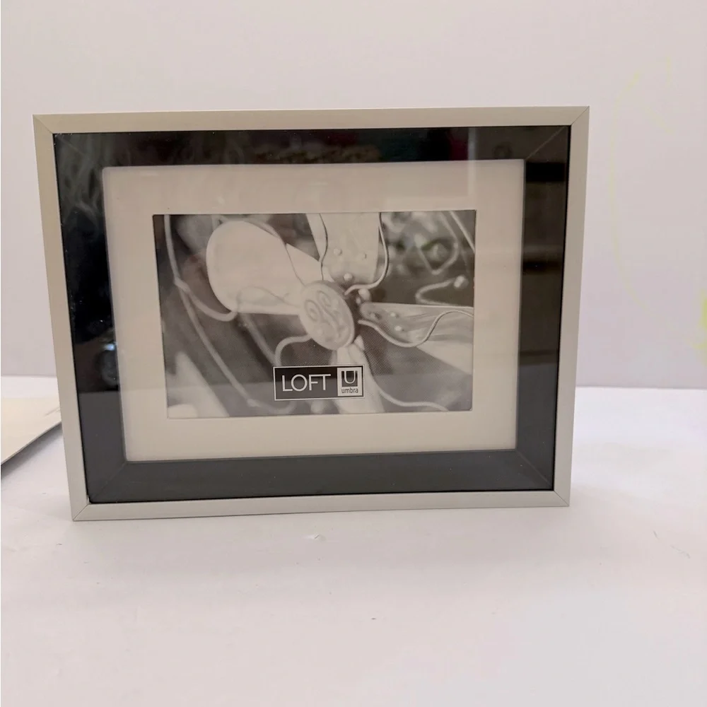 New. Shadow box picture frame for 4X6 blk/ brushed nickel